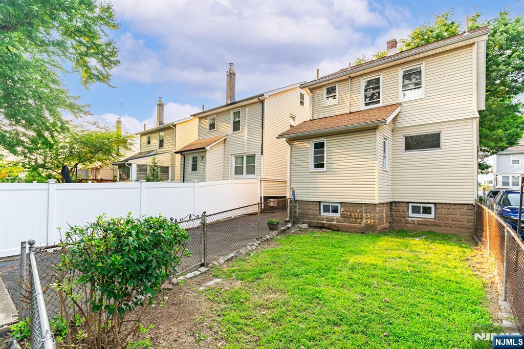 64 E Almira Street Property Photo 16