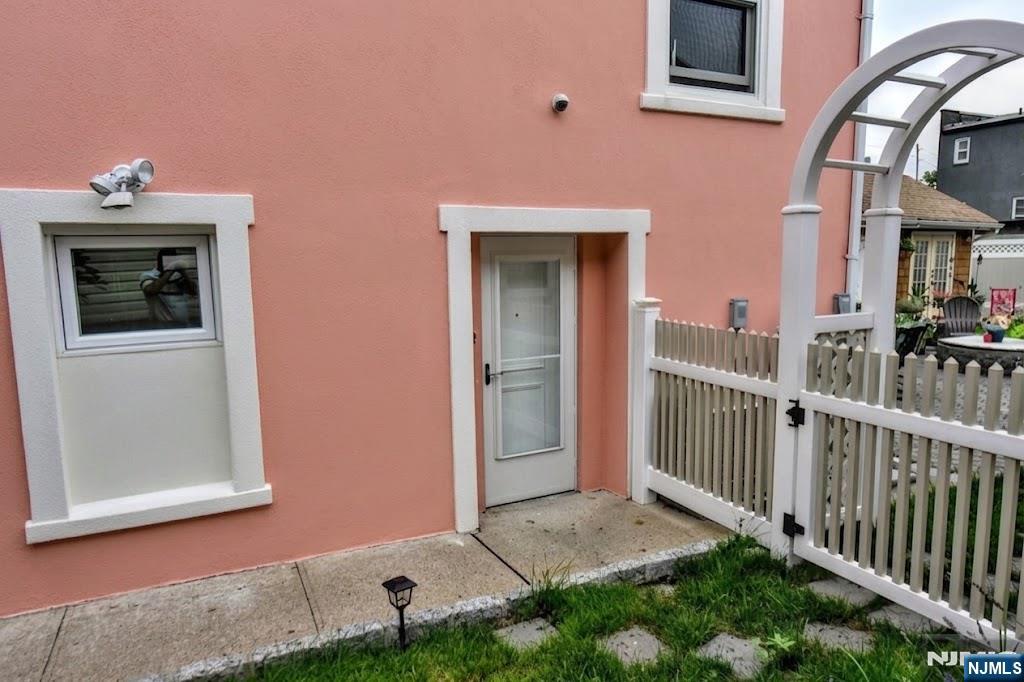112 Pink Street Property Photo 2