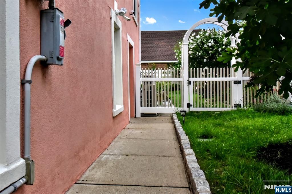 112 Pink Street Property Photo 3