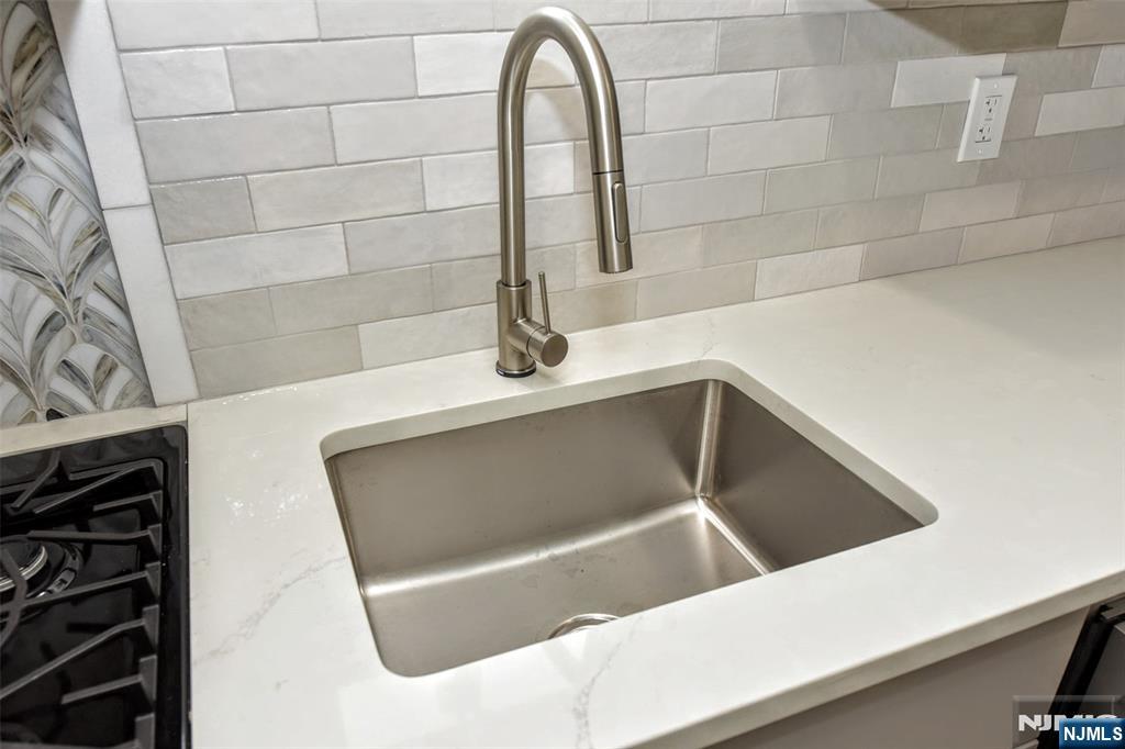 112 Pink Street Property Photo 6