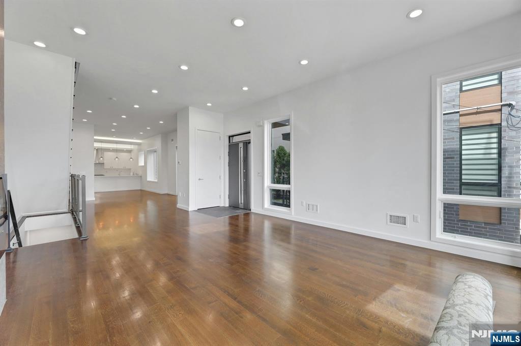 712 Undercliff Avenue Property Photo 8