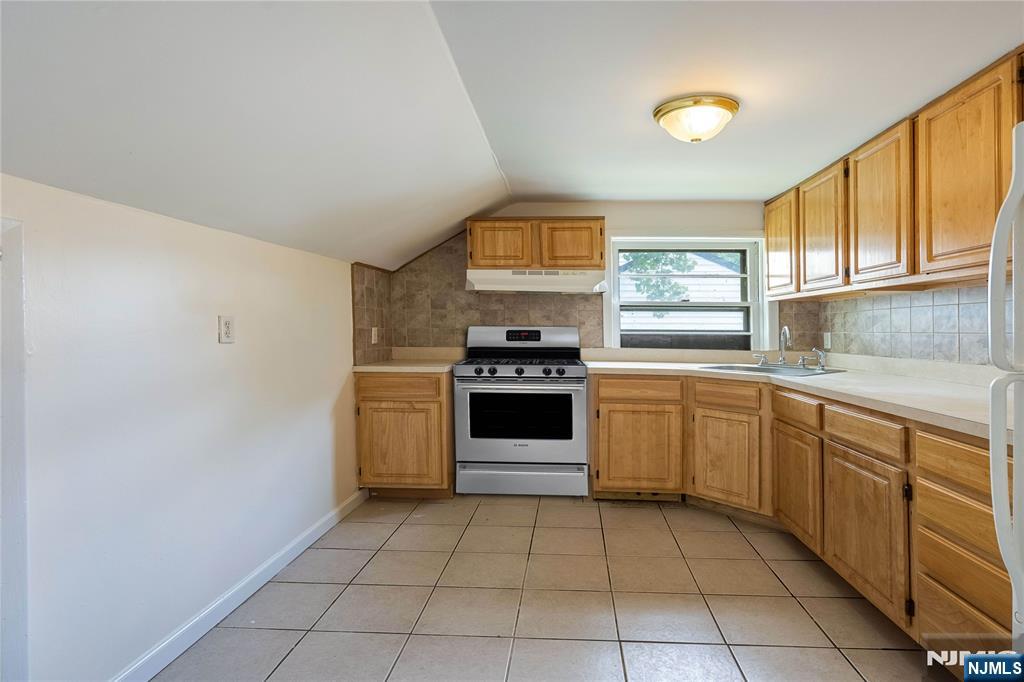 335 10th Street 2nd Fl. Property Photo 5