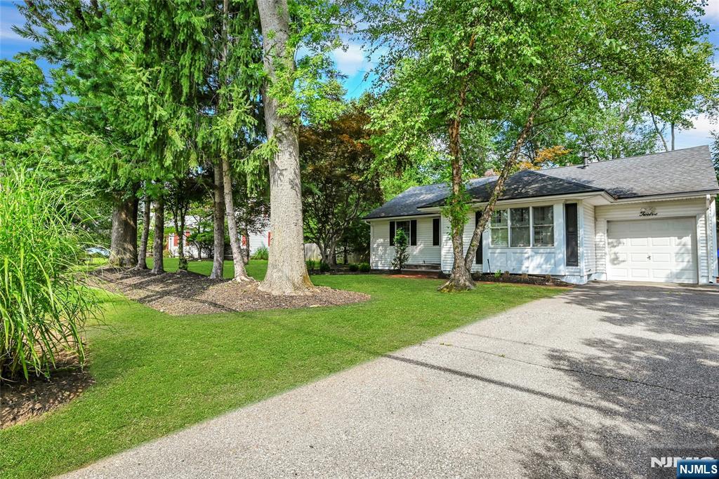 12 Leoson Parkway Property Photo 2