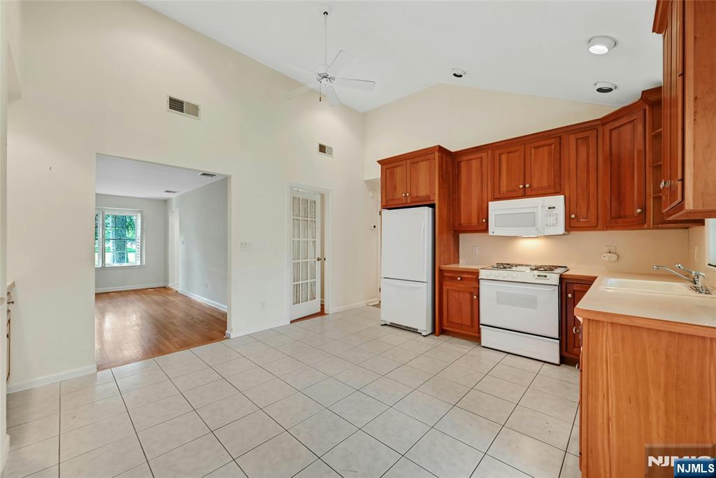 12 Leoson Parkway Property Photo 8