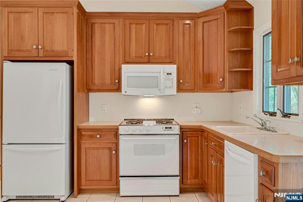 12 Leoson Parkway Property Photo 10