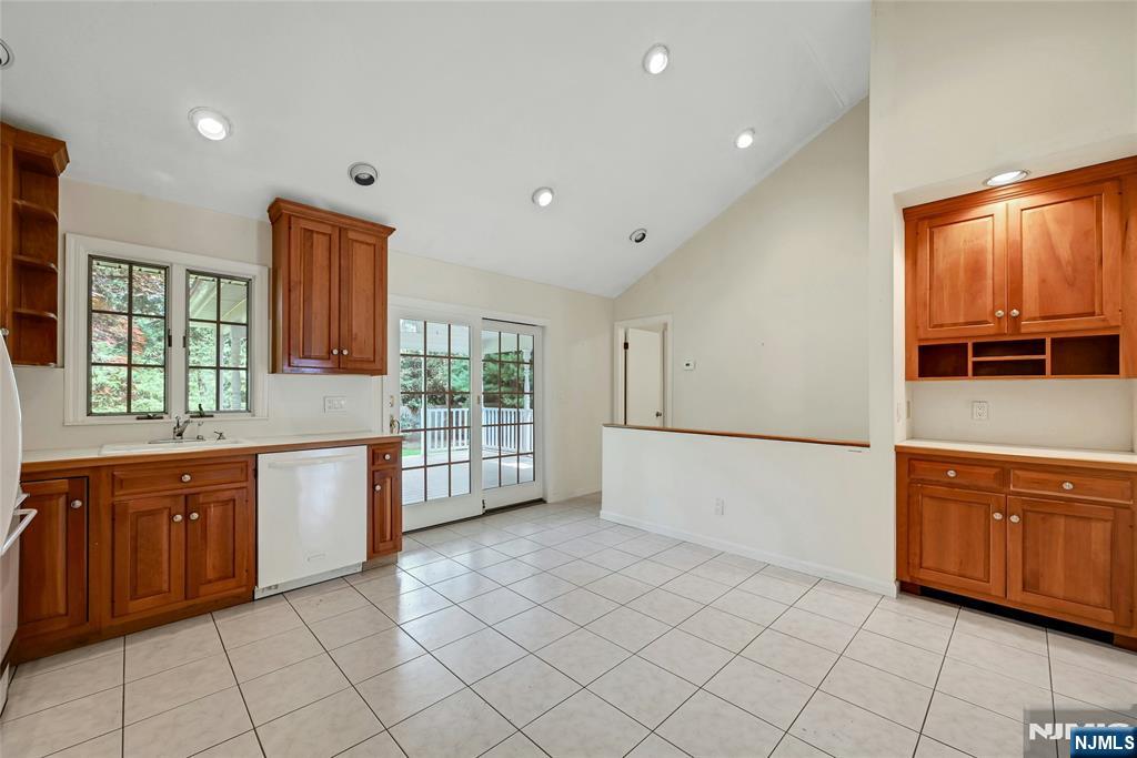 12 Leoson Parkway Property Photo 11