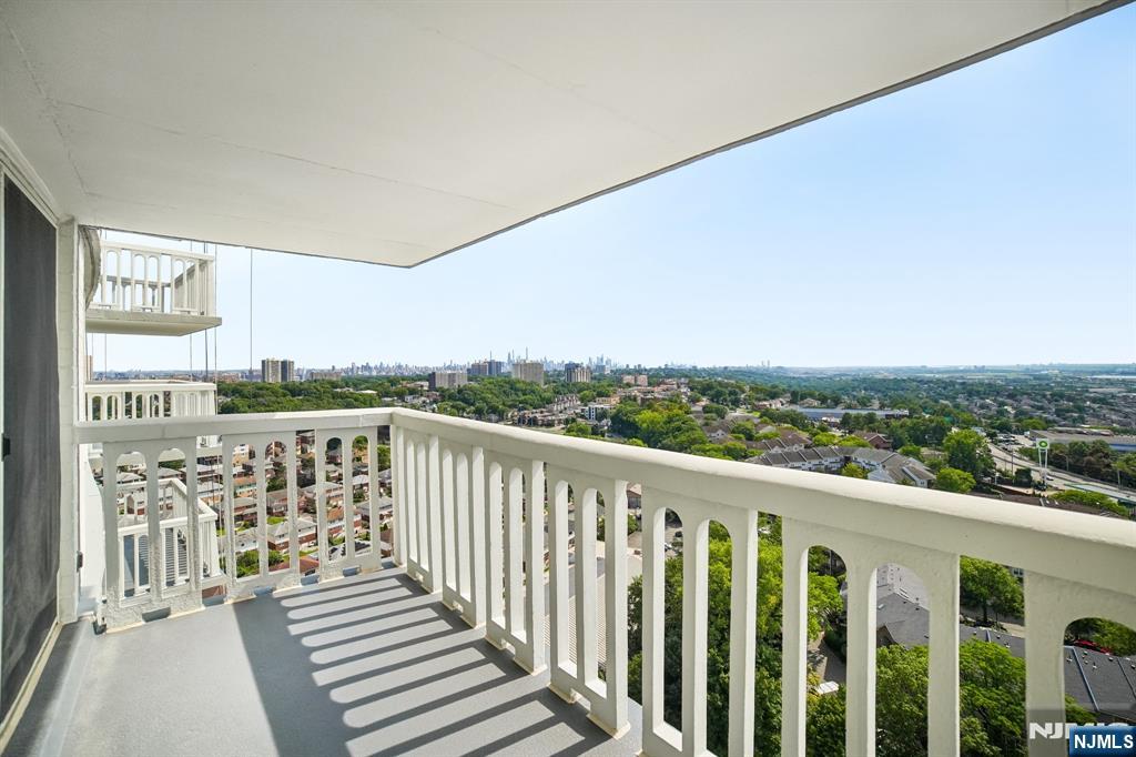 555 North Avenue 21 H Property Photo 3