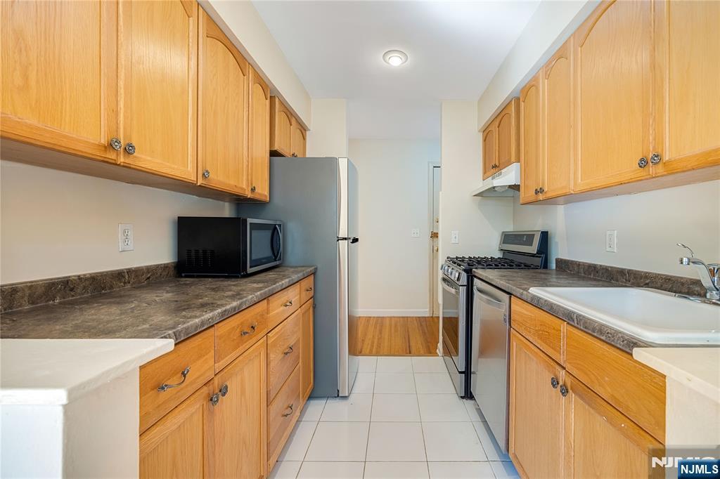 605 Grove Street H1 Property Photo 8