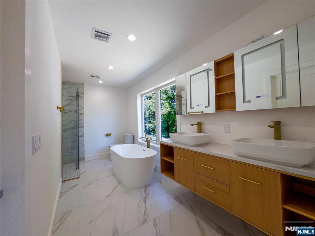 662 Jefferson Avenue Property Photo 20