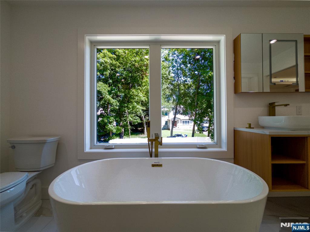 662 Jefferson Avenue Property Photo 22