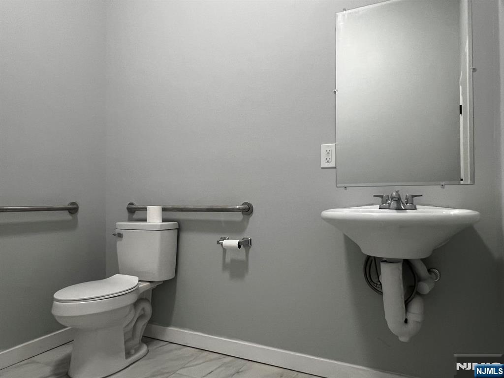 906 Summit Avenue Property Photo 7