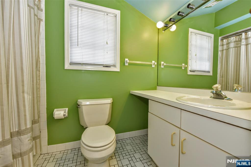 133 Surrey Court Property Photo 24