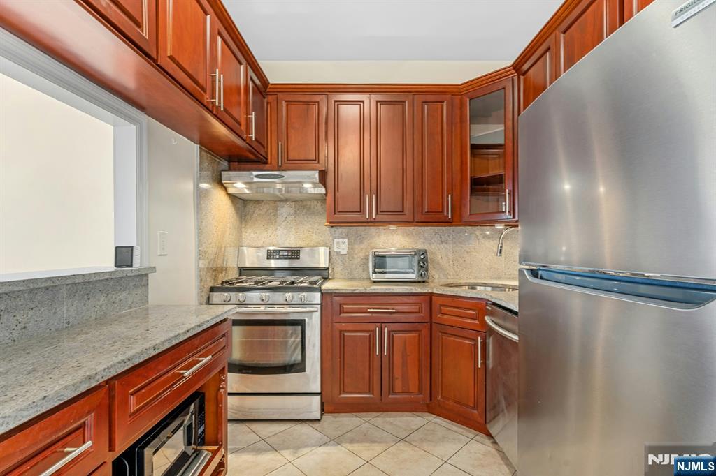 2000 Linwood Avenue 23N Property Photo 1