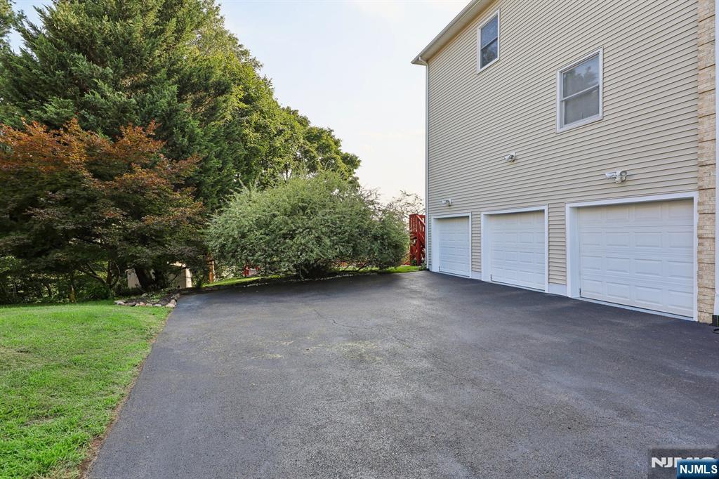 17 Rosenbrook Drive Property Photo 36