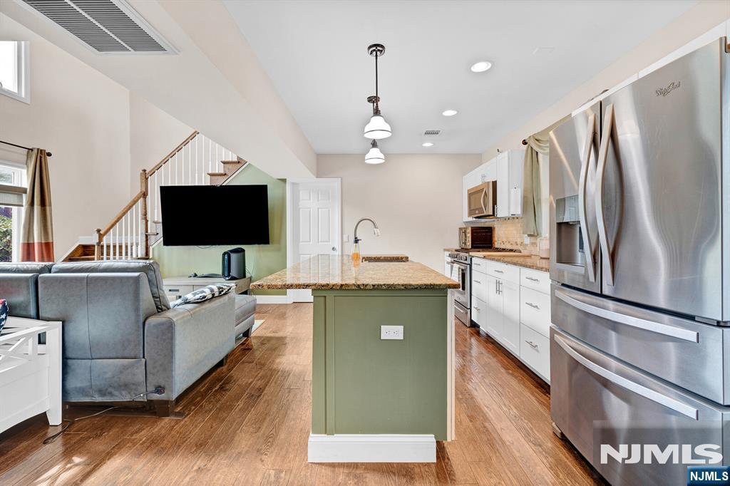 376 Riverside Avenue Property Photo 8