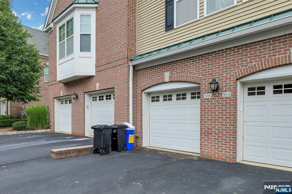 906 River Place Property Photo 2