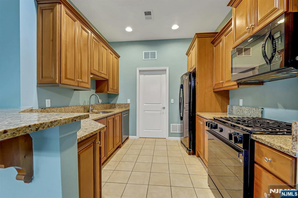 906 River Place Property Photo 11