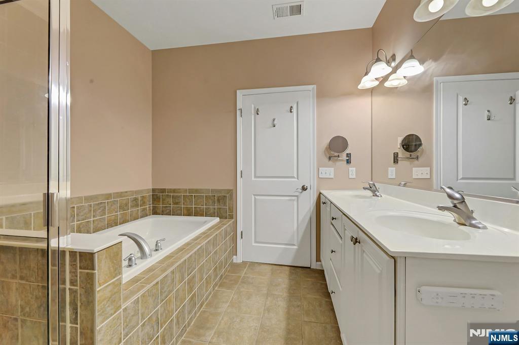 906 River Place Property Photo 26
