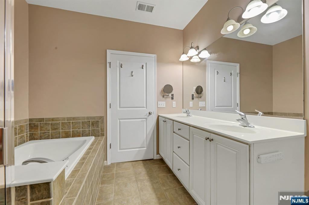 906 River Place Property Photo 28
