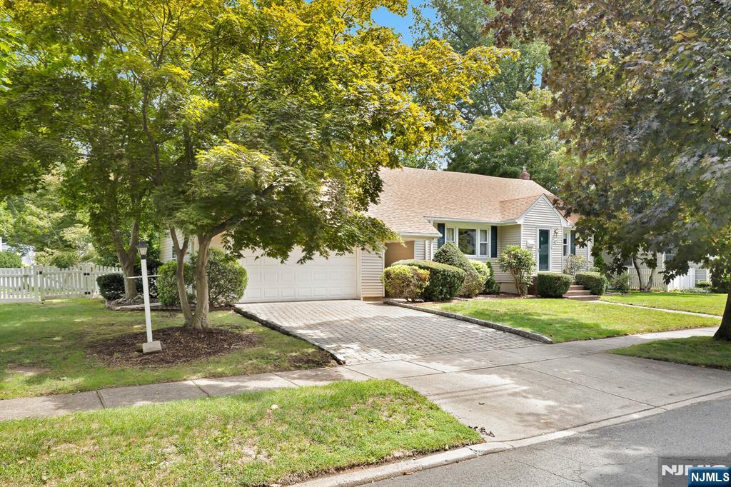 349 N Ridgewood Boulevard Property Photo 2
