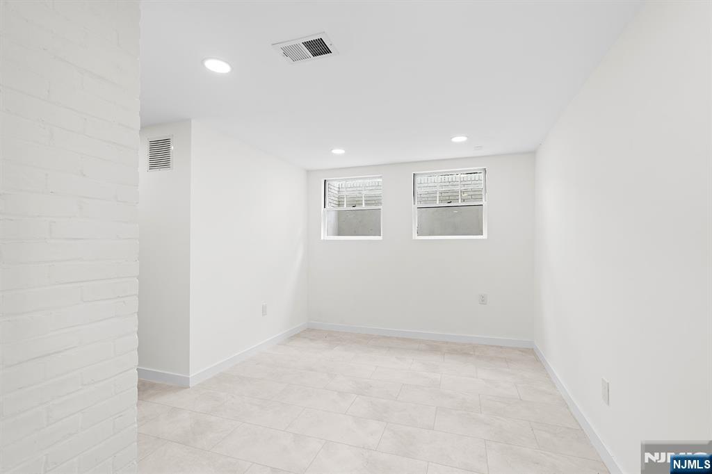 2-25 Kenneth Avenue Property Photo 30