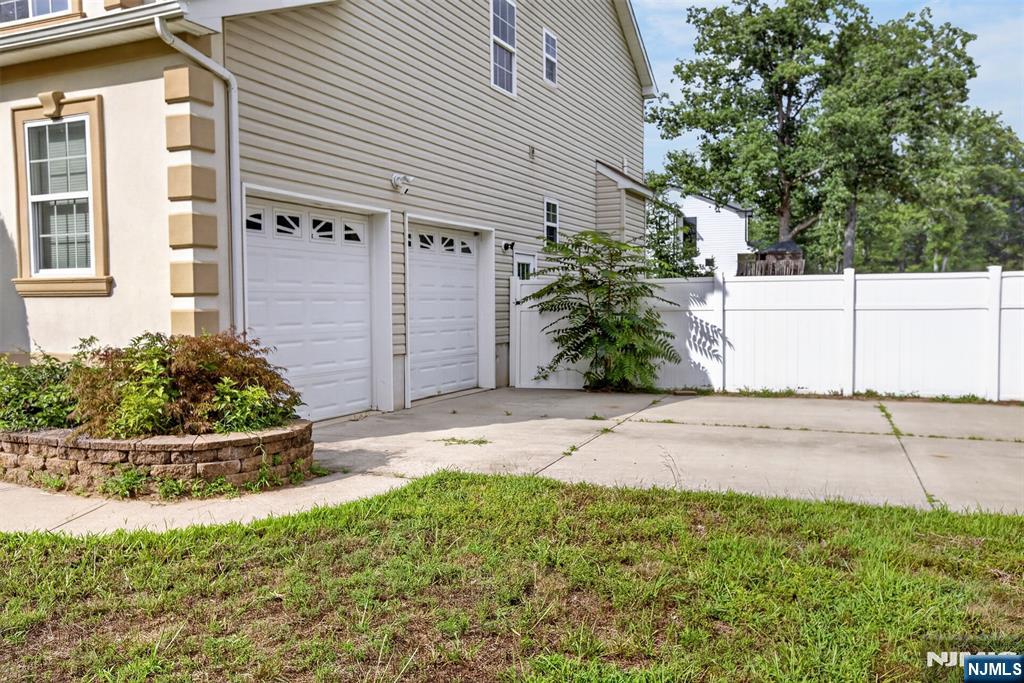893 Lakehurst Avenue Property Photo 3