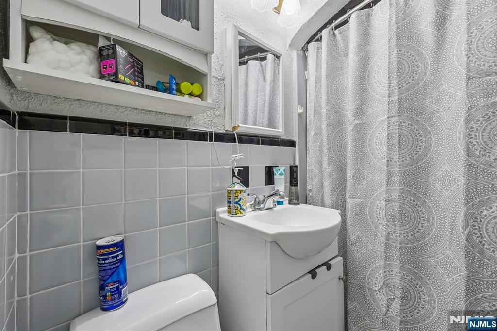 15-27 Parmelee Avenue Property Photo 15