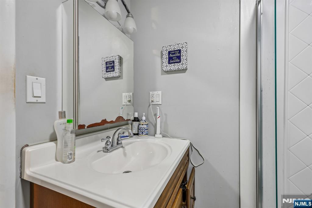 15-27 Parmelee Avenue Property Photo 18