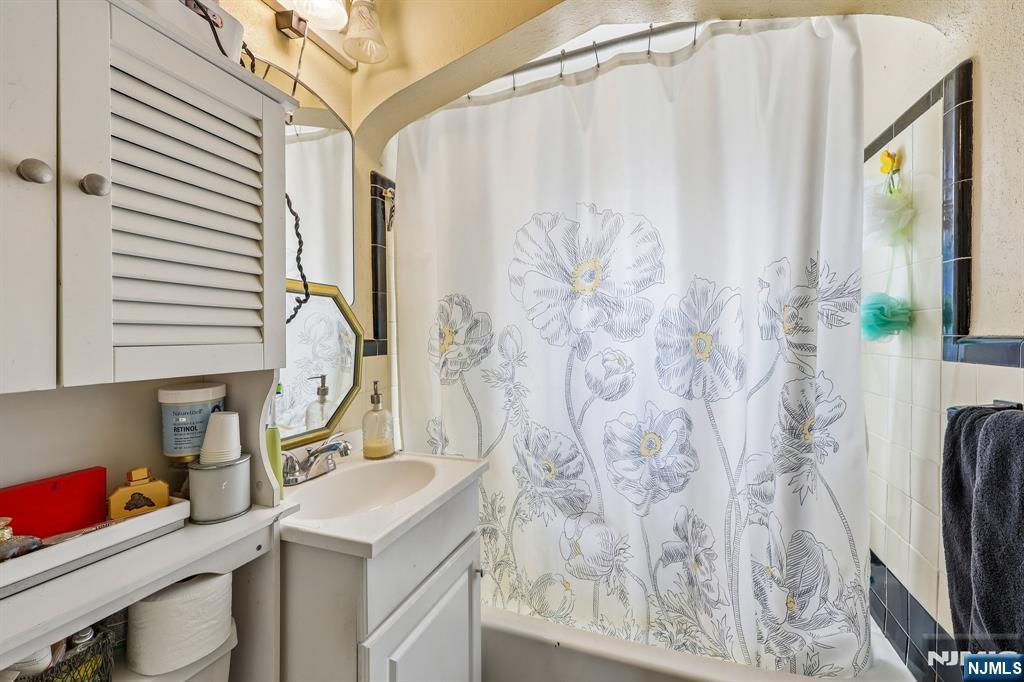 15-27 Parmelee Avenue Property Photo 27