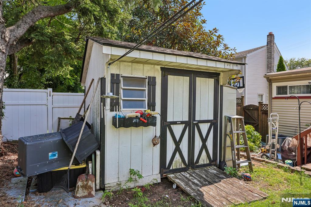 15-27 Parmelee Avenue Property Photo 30
