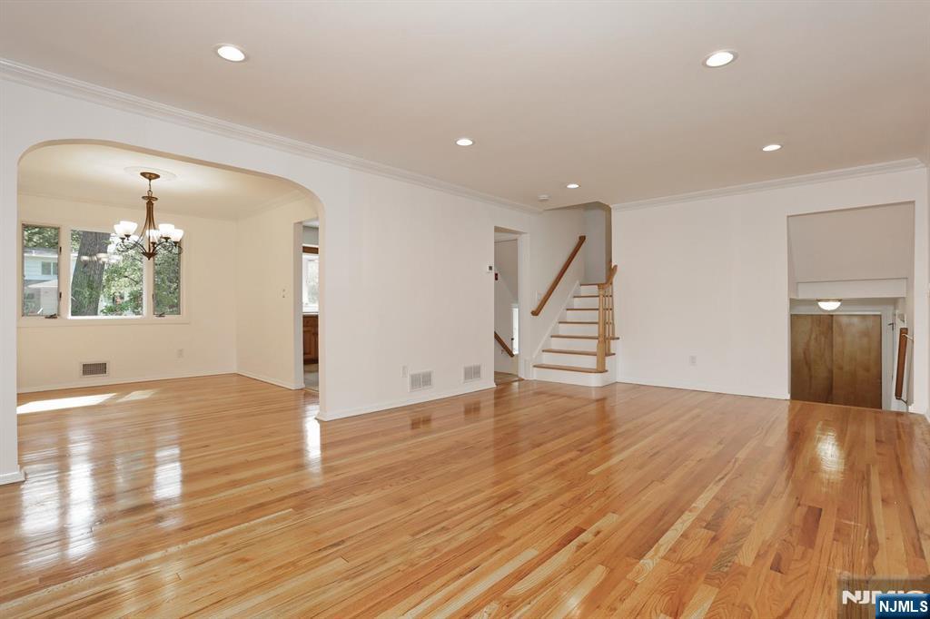 253 Jeffer Street Property Photo 3