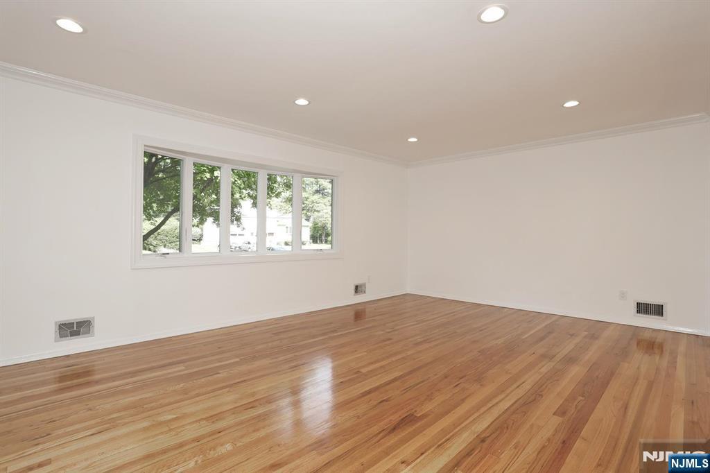253 Jeffer Street Property Photo 4