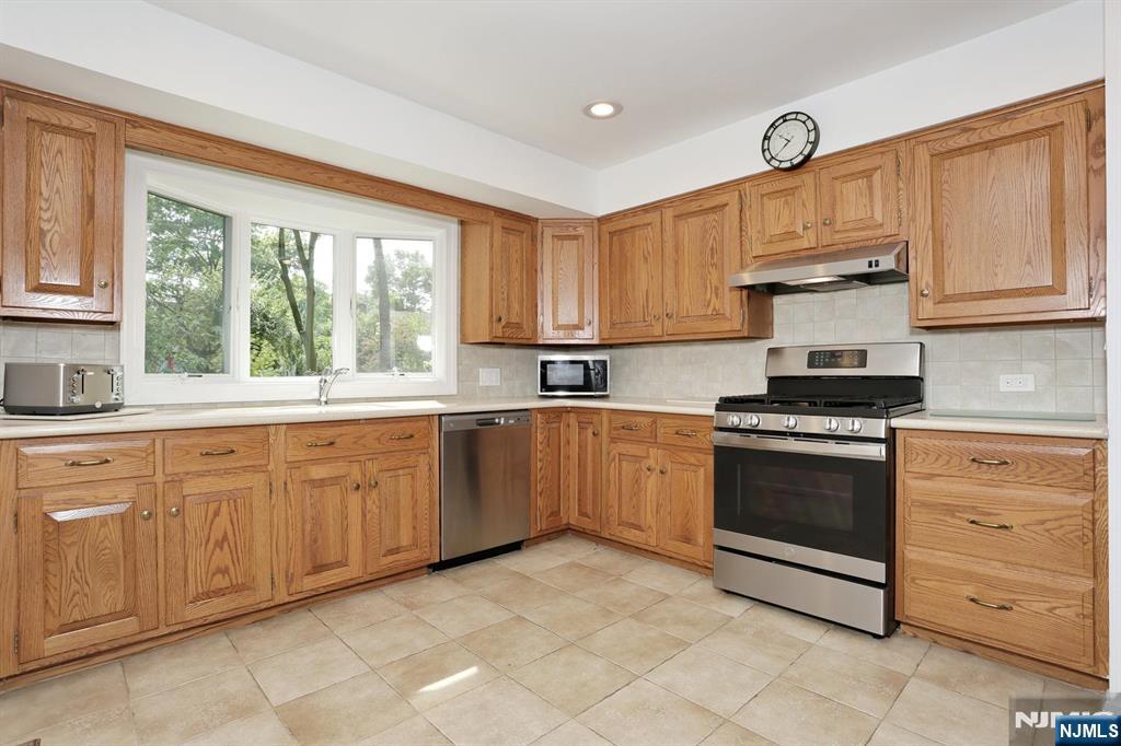 253 Jeffer Street Property Photo 5