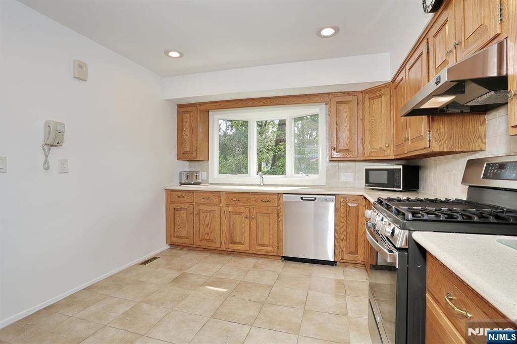 253 Jeffer Street Property Photo 6