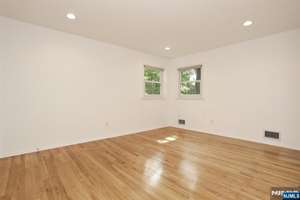 253 Jeffer Street Property Photo 14