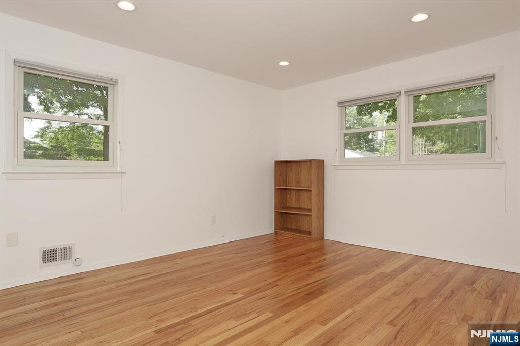 253 Jeffer Street Property Photo 16