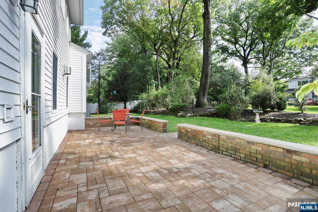 253 Jeffer Street Property Photo 23