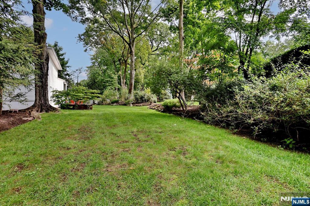 253 Jeffer Street Property Photo 24