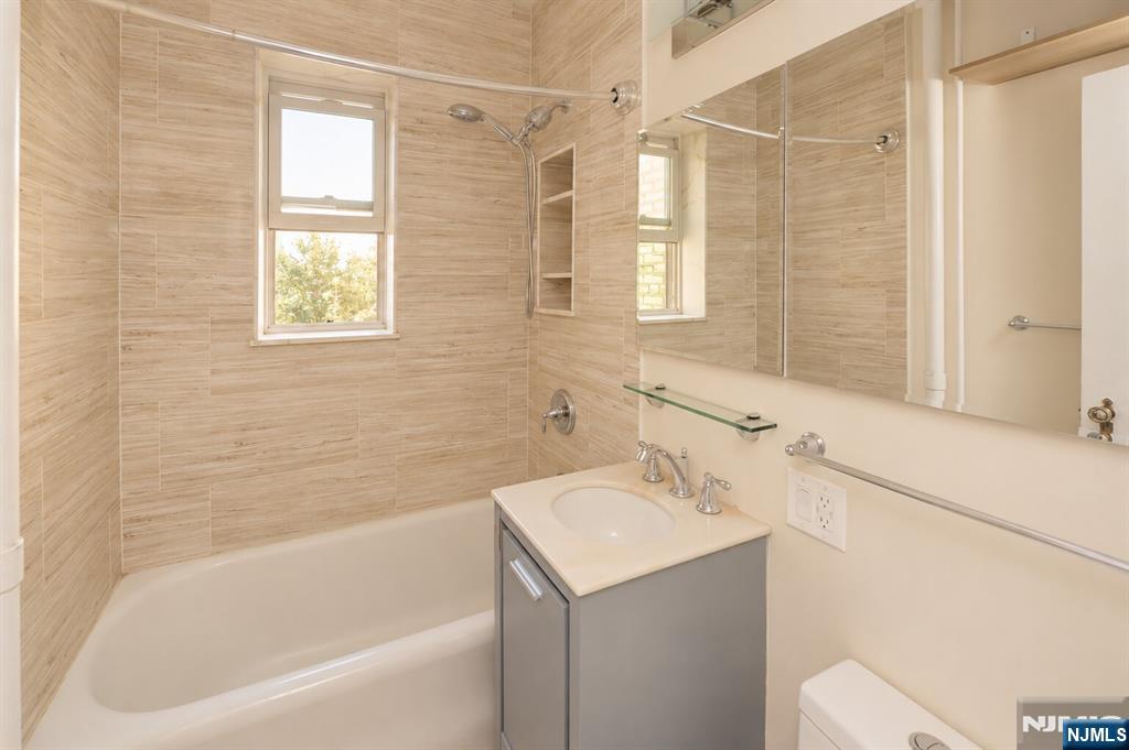 63 Sherman Place D5 Property Photo 3