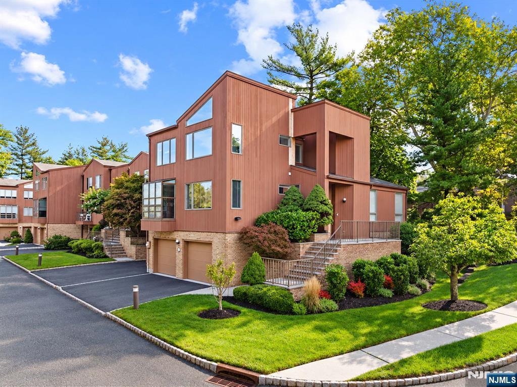 2 Sutton Place Property Photo 1