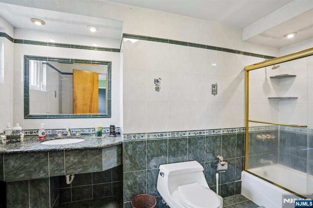 145 Sutton Place Property Photo 15