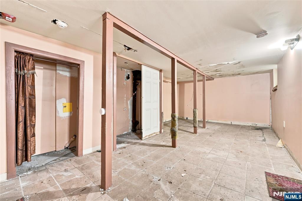 913 Summit Avenue Property Photo 24
