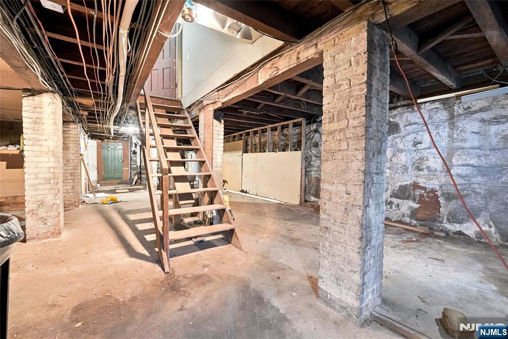 913 Summit Avenue Property Photo 25