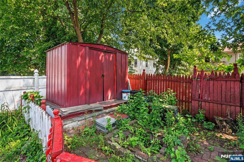 12 Maple Street Property Photo 26