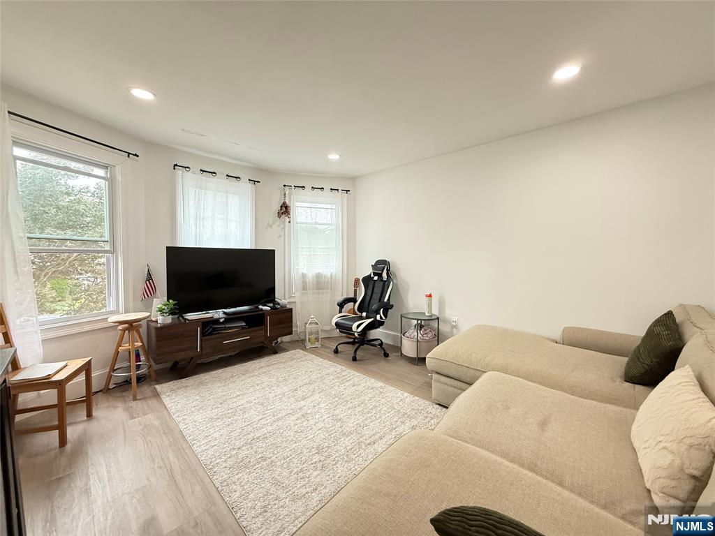 21 Livingston Avenue 2nd Fl Property Photo 2