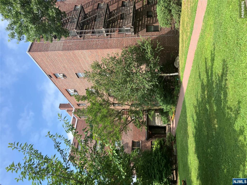 400 Fairview Avenue 1h Property Photo 12