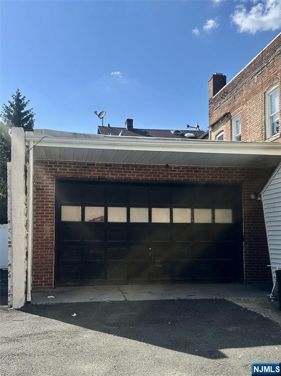 305 Green Avenue Garage Property Photo 1