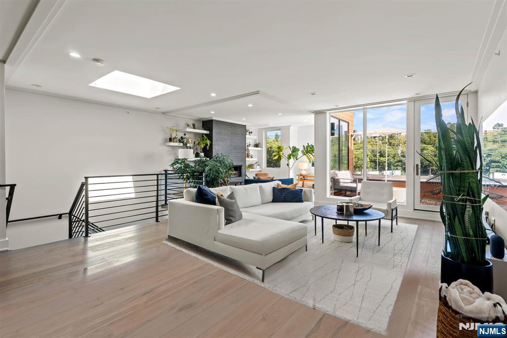 367 Park Avenue Property Photo 2