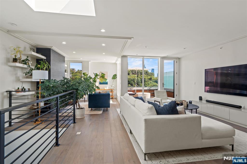 367 Park Avenue Property Photo 3