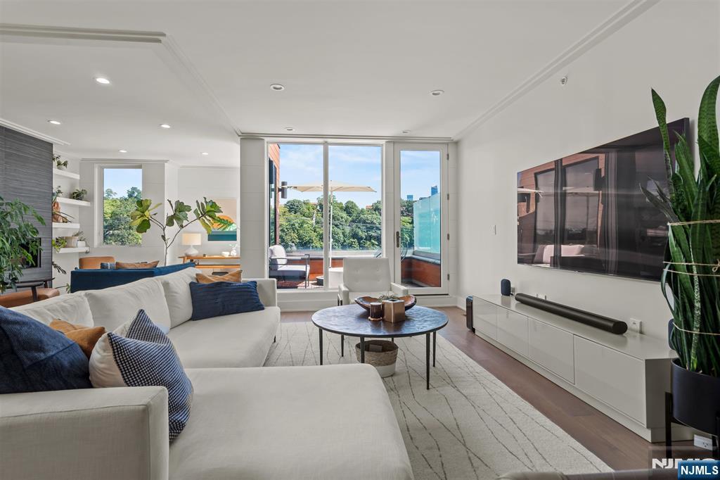 367 Park Avenue Property Photo 6